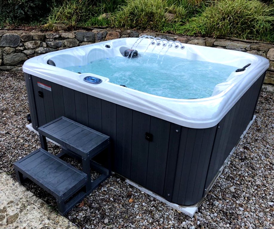The Hot tub at the Cottage at the Old Rectory, Boduan